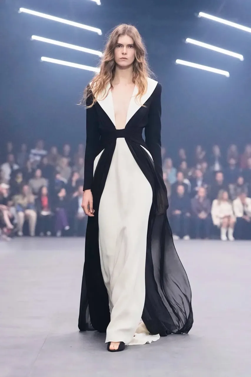 นางเเบบบนรันเวย์ Maison Valentino คอลเล็กชั่นฤดูใบไม้ผลิ/ฤดูร้อน 2026 