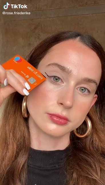eyeliner hack credit card liner 2