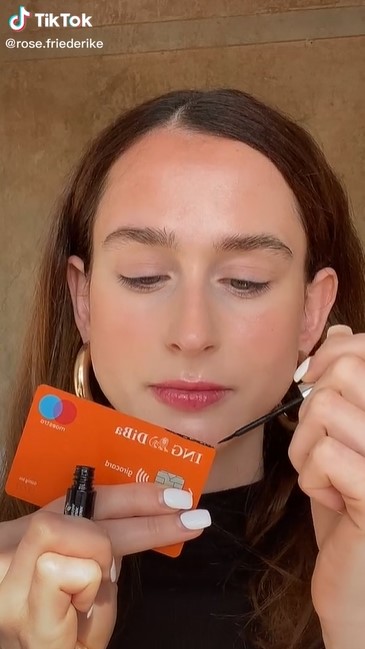 eyeliner hack credit card liner 1