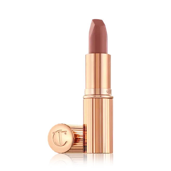 Matte Revolution สี Very Victoria (1,700 บาท) จาก CHARLOTTE TILBURY 