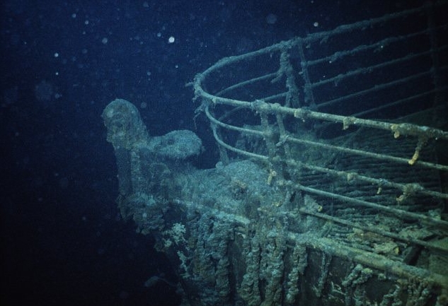 titanic-wreckec-under-ocean