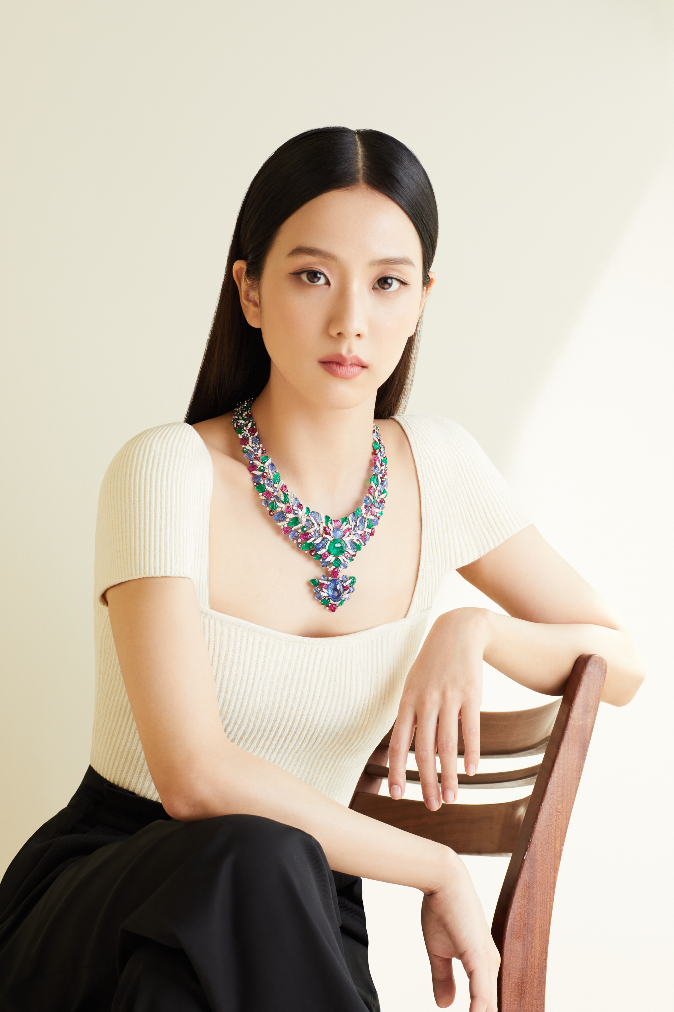 kim-jisoo-blackpink-high-jewelry-cartier-beautés-du-monde-brand-ambassador