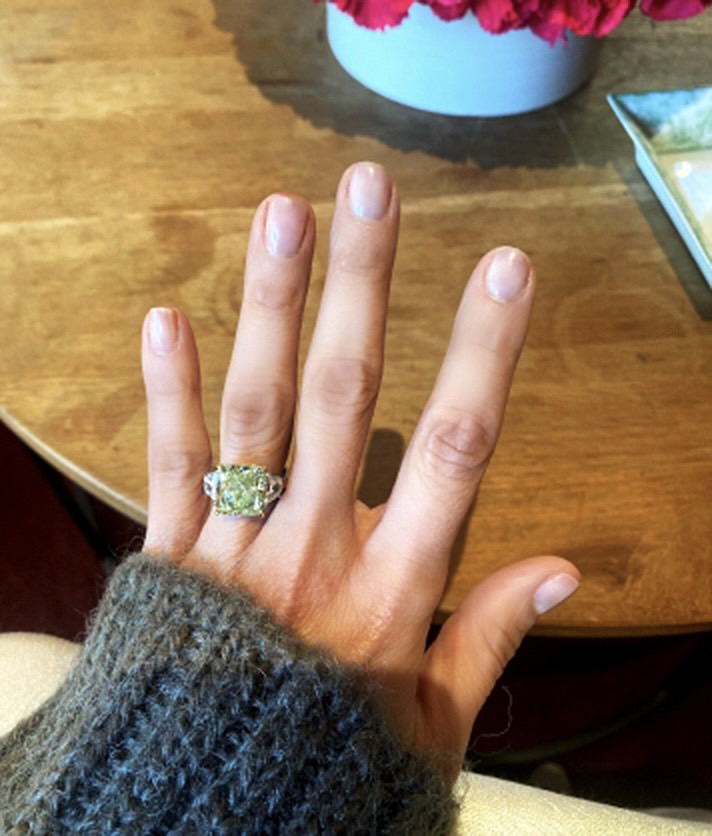 ๋Jennifer-Lopez-Green-Diamond-engagement-ring