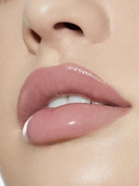 nude color lipliner with nude pink lipstick