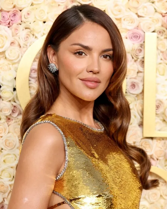 เอซ่า-กอนซาเลซ (Eiza Gonzalez) ลุคพรมแดง Golden Globes