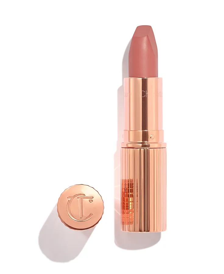 ลิปสติก Matte Revolution สี Pillow Talk Original (1,600 บาท) จาก Charlotte Tilbury