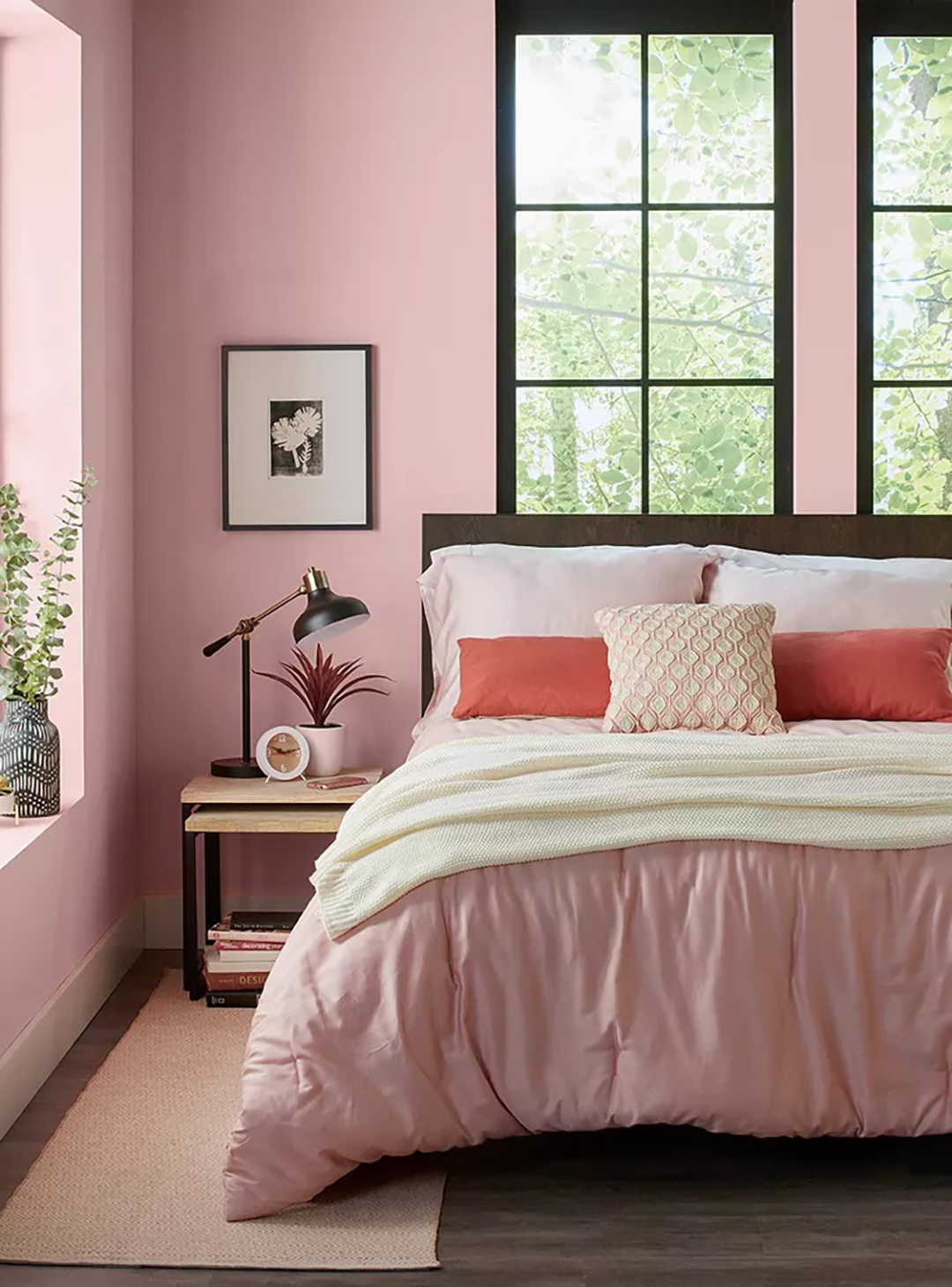 Бледно розово коричневый. Бледно розовые стены. Бледно розовые стены в интерьере. Розовые стены в спальне. Спальня в розовых тонах.