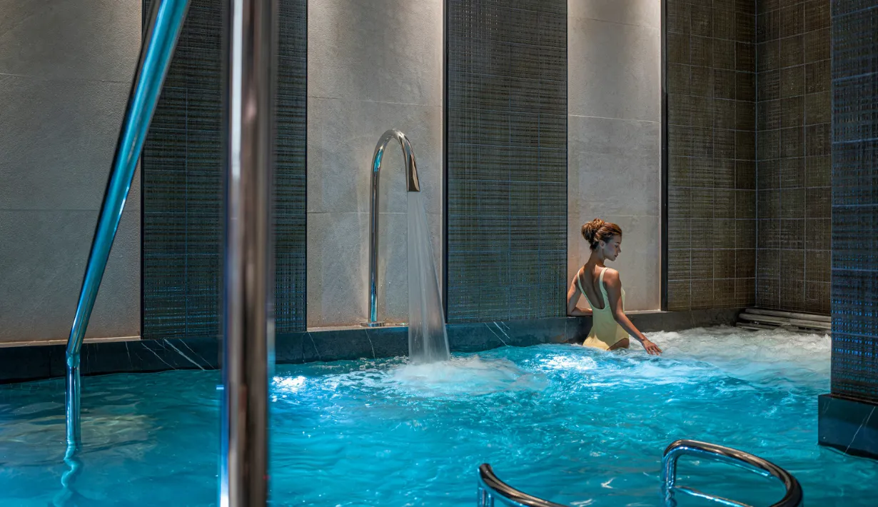 water streaming in spa four seasons bangkok