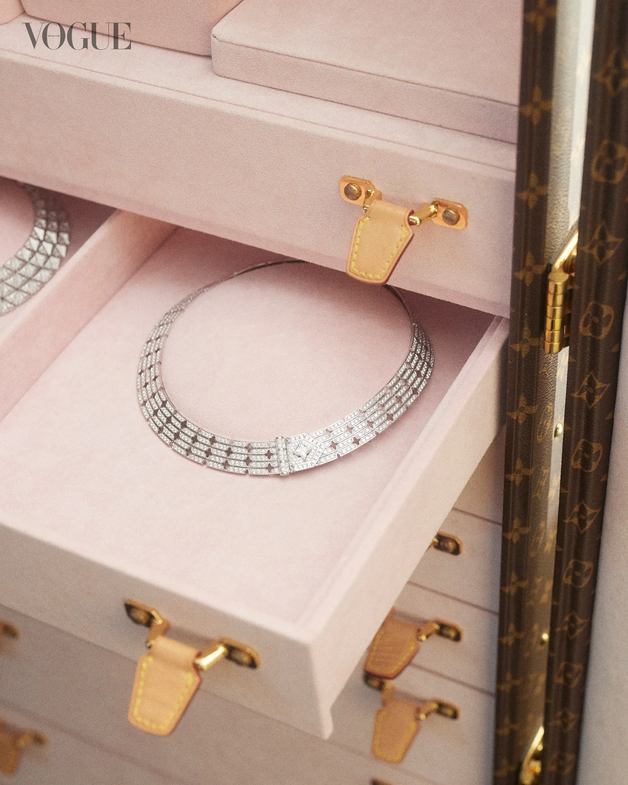 เครื่องประดับ 'ญาญ่า-อุรัสยา' จาก Louis Vuitton ณ งานแต่งณเดชน์ญาญ่า ประเทศนอร์เวย์