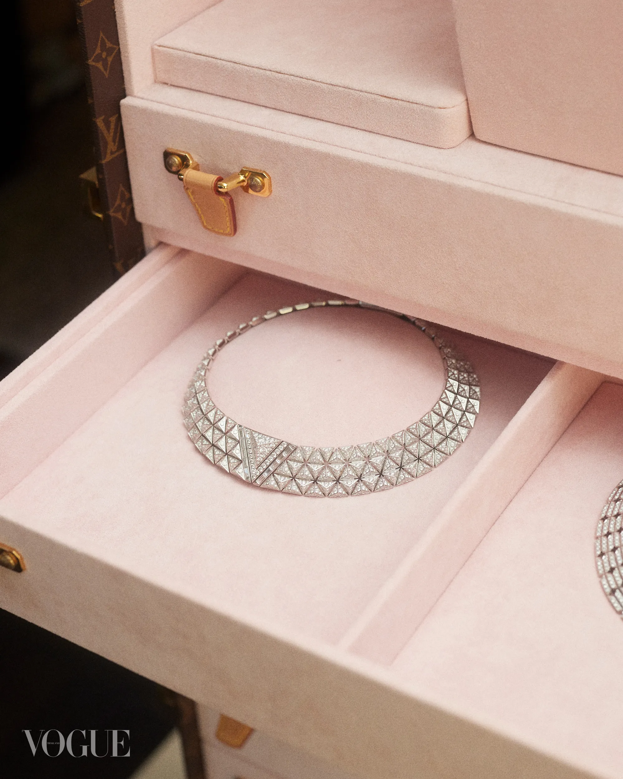 เครื่องประดับ 'ญาญ่า-อุรัสยา' จาก Louis Vuitton ณ งานแต่งณเดชน์ญาญ่า ประเทศนอร์เวย์