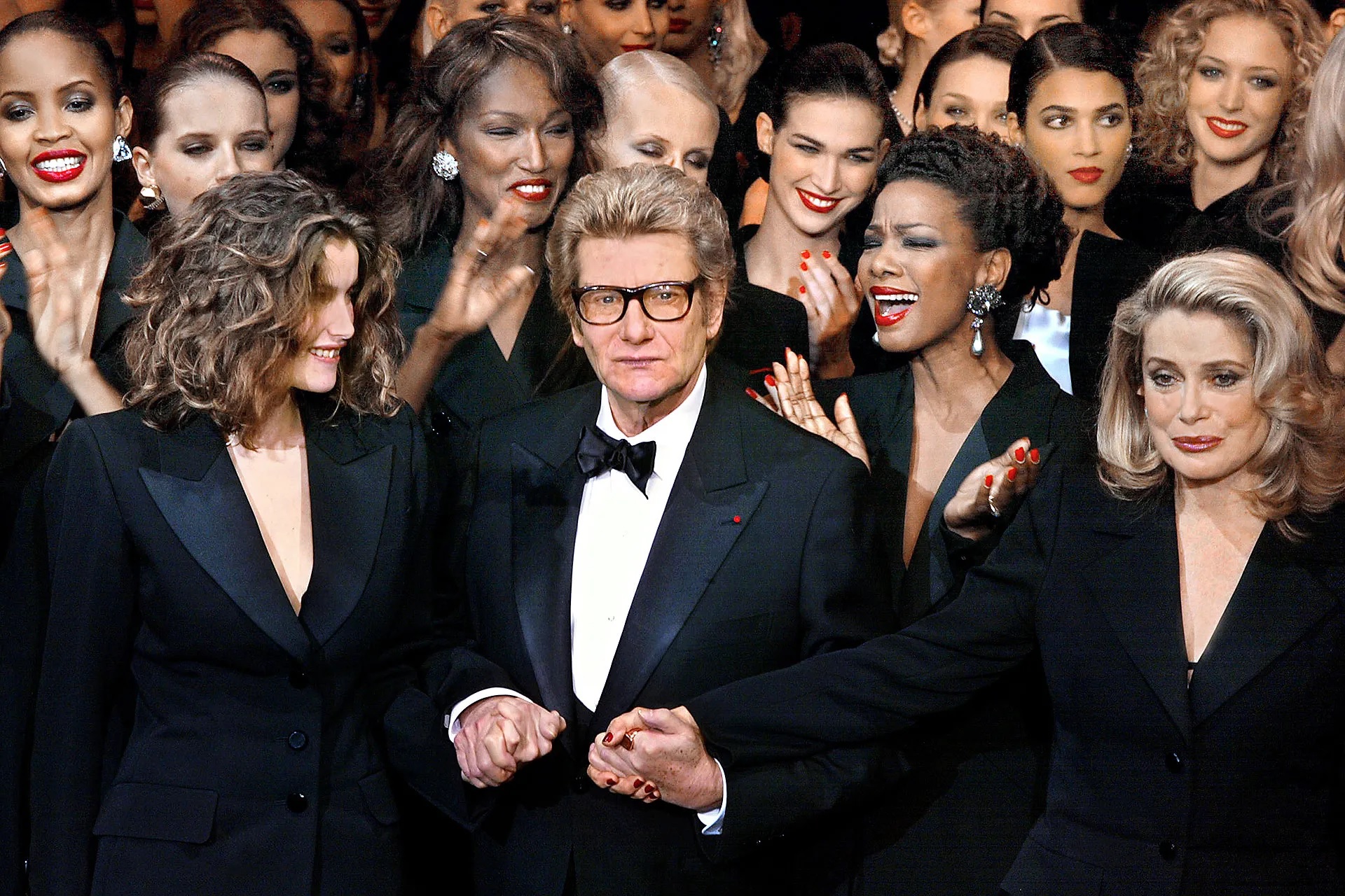 ย้อนรอยประวัติ Yves Saint Laurent ชีวิตหลังม่านรันเวย์ที่เป็นดั่งปกรณัม